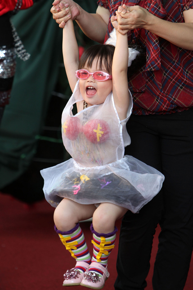 Illustration for article titled An entire Taiwanese city does Lady Gaga cosplay for "Lady Gaga Day"